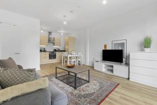 Centrally Located - Modern - 2Bed - 2Bath Apartment - 7