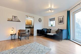Stylish City Centre Apartment with Free Parking, Fast W-fi, Smart TV and Balcony by Yoko Property - Chelmsford - 9