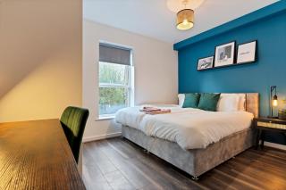 Stylish City Centre Apartment with Free Parking, Fast W-fi, Smart TV and Balcony by Yoko Property - Chelmsford - 6
