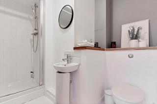 Stylish City Centre Apartment with Free Parking, Fast W-fi, Smart TV and Balcony by Yoko Property - 1