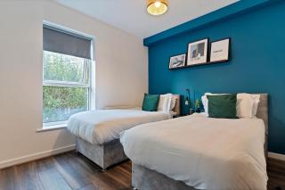 Stylish City Centre Apartment with Free Parking, Fast W-fi, Smart TV and Balcony by Yoko Property - Chelmsford - 4
