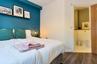Stylish City Centre Apartment with Free Parking, Fast W-fi, Smart TV and Balcony by Yoko Property - 2
