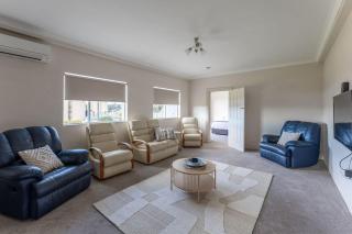 Cosy and Comfortable Unit with Parking & Wifi - 3