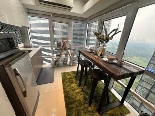 Modern Chic 2BR with Panoramic Golf View in BGC - Manila - 9