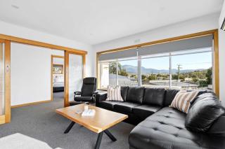 The Residential Retreat-Sleeps 15-Close to Shops - Warrane - 9