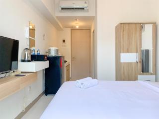 Homey and Comfortable Studio Tokyo Riverside PIK 2 Apartment By Travelio - Rawalembang - 3