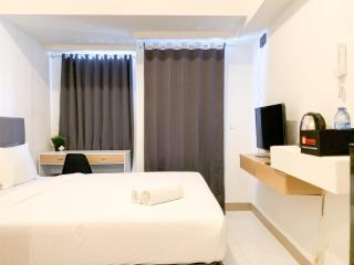 Homey and Comfortable Studio Tokyo Riverside PIK 2 Apartment By Travelio - Rawalembang - 7