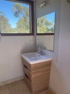 Cozy One Room with Massive Pool - Anstead - 6