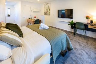 Luxury Studio With Balcony - Close to Supermarket - Christchurch - 7