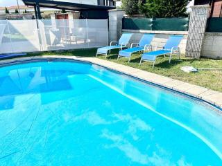 Increíble chalet con piscina muy cerca de la playa - Suesa - 8