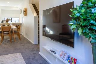 3 Minutes walk to Riverside Market 4bed4bath - 9