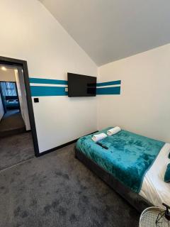 Tudors eSuites Spacious 4 Bedroom House - Birmingham - 0