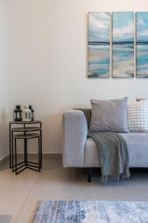 Exquisite 1BDR apartment in Creek with Pool View - Dubai - 2