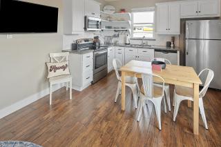 1 Bedroom Guest House Across the Street From Kyle Field - College Station - 9