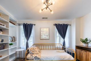 Charming 2BR Townhouse with Patio & Parking in DC - Washington - 2