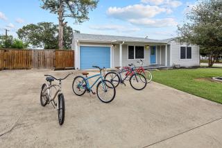 Adorable Southside ATM Cottage with Bikes, Pets OK - College Station - 0