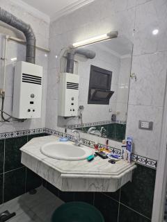 شقة سكنية مكونة من ثلاث غرف نوم وحمامين - Cairo - 0