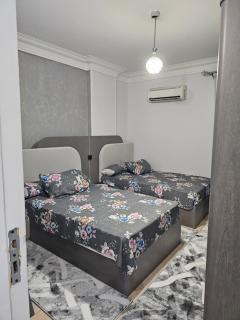 شقة سكنية مكونة من ثلاث غرف نوم وحمامين - Cairo - 8