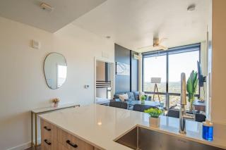 Detailed 2BD, HighRise DT, Pool, Gym, Parking, Sleeps 5 - Phoenix - 3