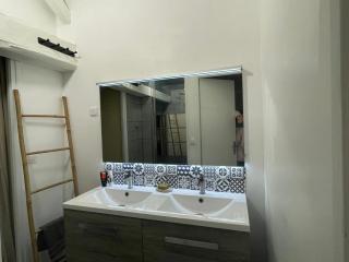 chambre 4 personnes avec entrée indépendante , grand parking, salle de bain, wc - Confolens - 1