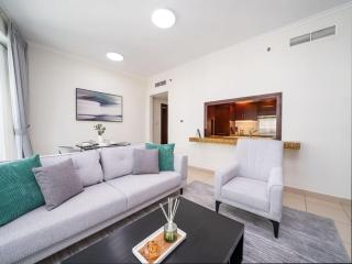 Downtown 1 Bed with a Pool Side Burj Khalifa View - Dubai - 8