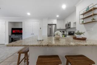 Luxury on a Budget, Centrally Located Gem - 3