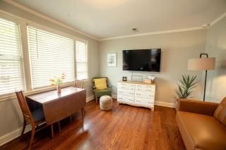 Cozy Getaway Mins to Downtown, Broadway Airport - 3
