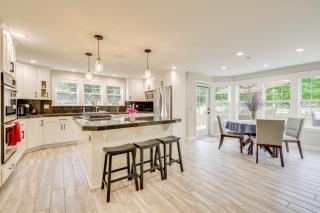 Private Pond and Indoor Pool Grand Arlington Villa! - Arlington - 4