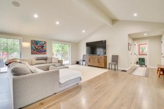 Private Pond and Indoor Pool Grand Arlington Villa! - Arlington - 1