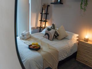Elegant City Centre Penthouse I Exclusive Deal I Sleeps Up To 6 Guest I Families, Business Stay I By TRANQUILLITY HOMES Short Lets & Serviced Accommodation Sheffield - Sheffield - 1
