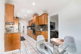 Updated 3-Bedroom LA Home with Backyard, BBQ & Family-Friendly Amenities - Los Angeles - 3