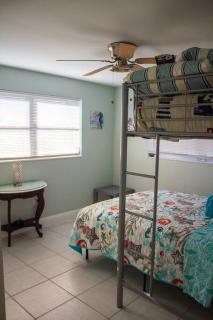 697 NEAR BEACH, FENCED DOGGIE Area, COZY BEACH HOME, LARGE DRIVEWAY - 5