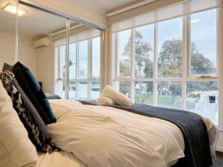 Chic getaway at Fitzroy North - 2