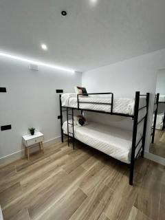 BAJO A habitación con literas Apartamentos JUAN ROBLEDO Centro Ciudad - 1