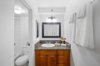 Centrally located walk to Hilton Lagoon - Honolulu - 6