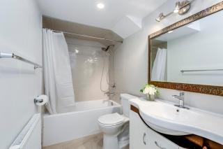 Midtown 2 Bedroom Apartment - Toronto - 4