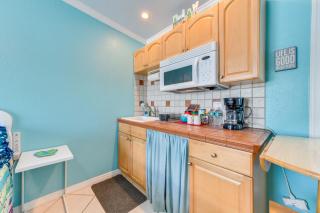 Madeira Beach Studio Walk to Johns Pass! - 7