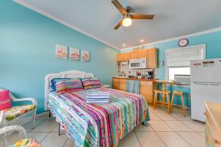 Madeira Beach Studio Walk to Johns Pass! - St Pete Beach - 6