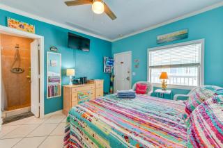 Madeira Beach Studio Walk to Johns Pass! - St Pete Beach - 1