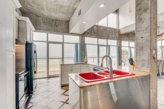Steps to Bermuda Beach Oceanfront Home! - Galveston - 3