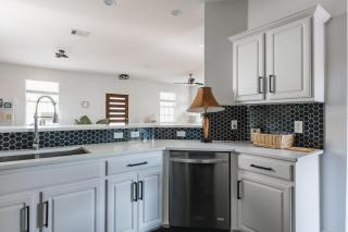 Modern 2-Story PoolHome with King Beds Walk to 6th St & Rainey Street - Austin - 7