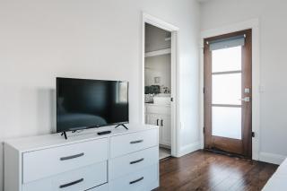 Modern 2-Story PoolHome with King Beds Walk to 6th St & Rainey Street - Austin - 1