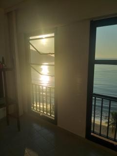 Apartamento na avenida da praia Martim de Sá com vista infinita pro mar em todos os cômodos.No 3o. quiosque próximo a prainha.Sinta-se na praia ouvindo o barulho das ondas e música dos quiosques.Com piscina adulto e infantil. - Caraguatatuba - 7