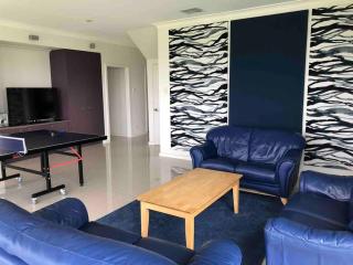 Karma Waters Beach House, 100m from beach - Middleton - 1