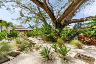 CU28 New 3 Bdrm Home w Pool and Guanacaste Tree - Tamarindo - 8