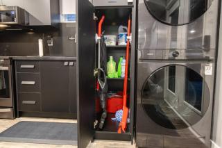 Modern and Cozy Basement Stay in Ajax - 5