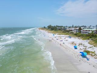 Ami Du Soleil Steps To The Beach, Heated Pool - Anna Maria - 4