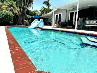 Pool House Resort heated swimming pool family getaway - Cutler Bay - 0
