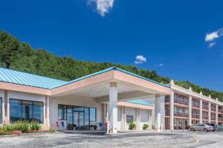Howard Johnson Hotel & Conference Center by Wyndham Salem - Salem - 0