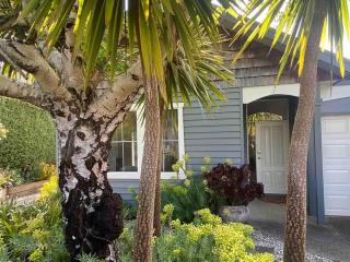 Hidden Hedges - 5 min walk to town - 8